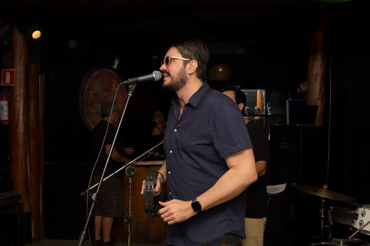 Bolinhos servidos no Manguetown em prato com borda vermelha