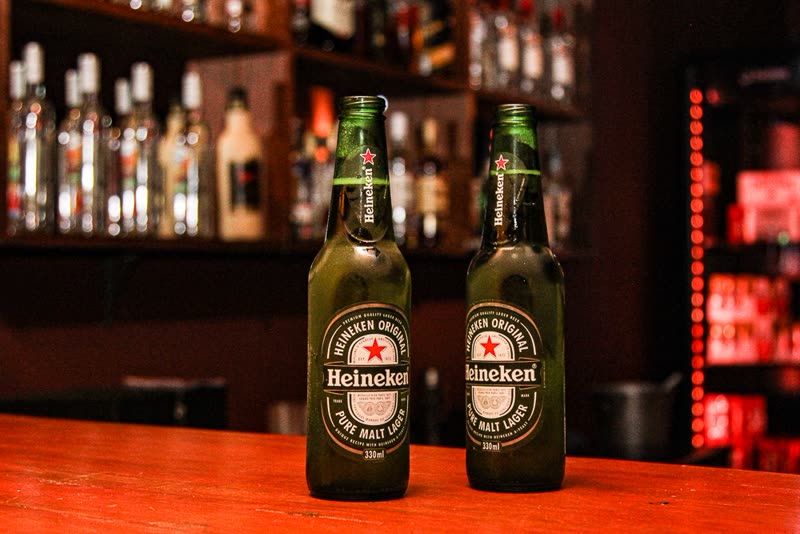 Duas garrafas de cerveja Heineken no balcão