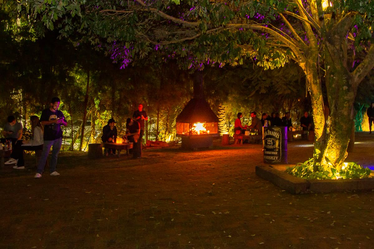 Lareira acesa no jardim do Manguetown, à noite
