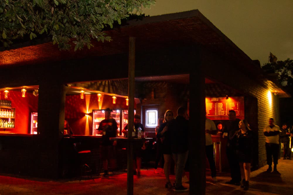 Balcão do bar iluminado em vermelho