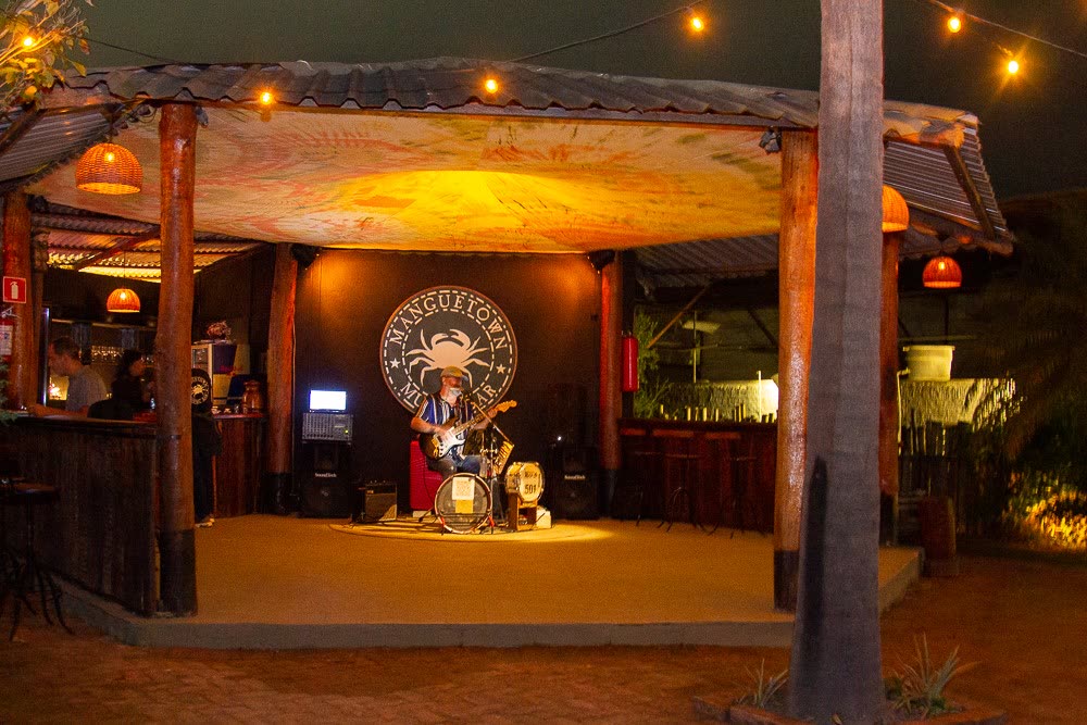 Palco do Manguetown com o letreiro iluminado
