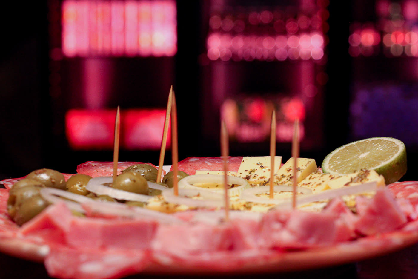Petiscos do Manguetown: salame, azeitonas, queijo, cebola e limão